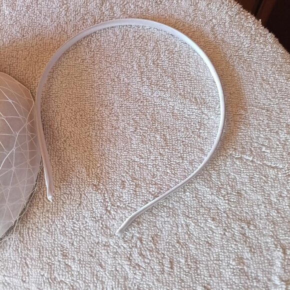 Zivyes Fascinators White Felt Now Beads Net Derby Tea Hat Clip Band New - Picture 3 of 5